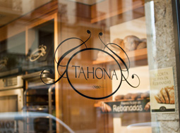 Logotipo de Tahona rotulado con vinilo en los escaparates